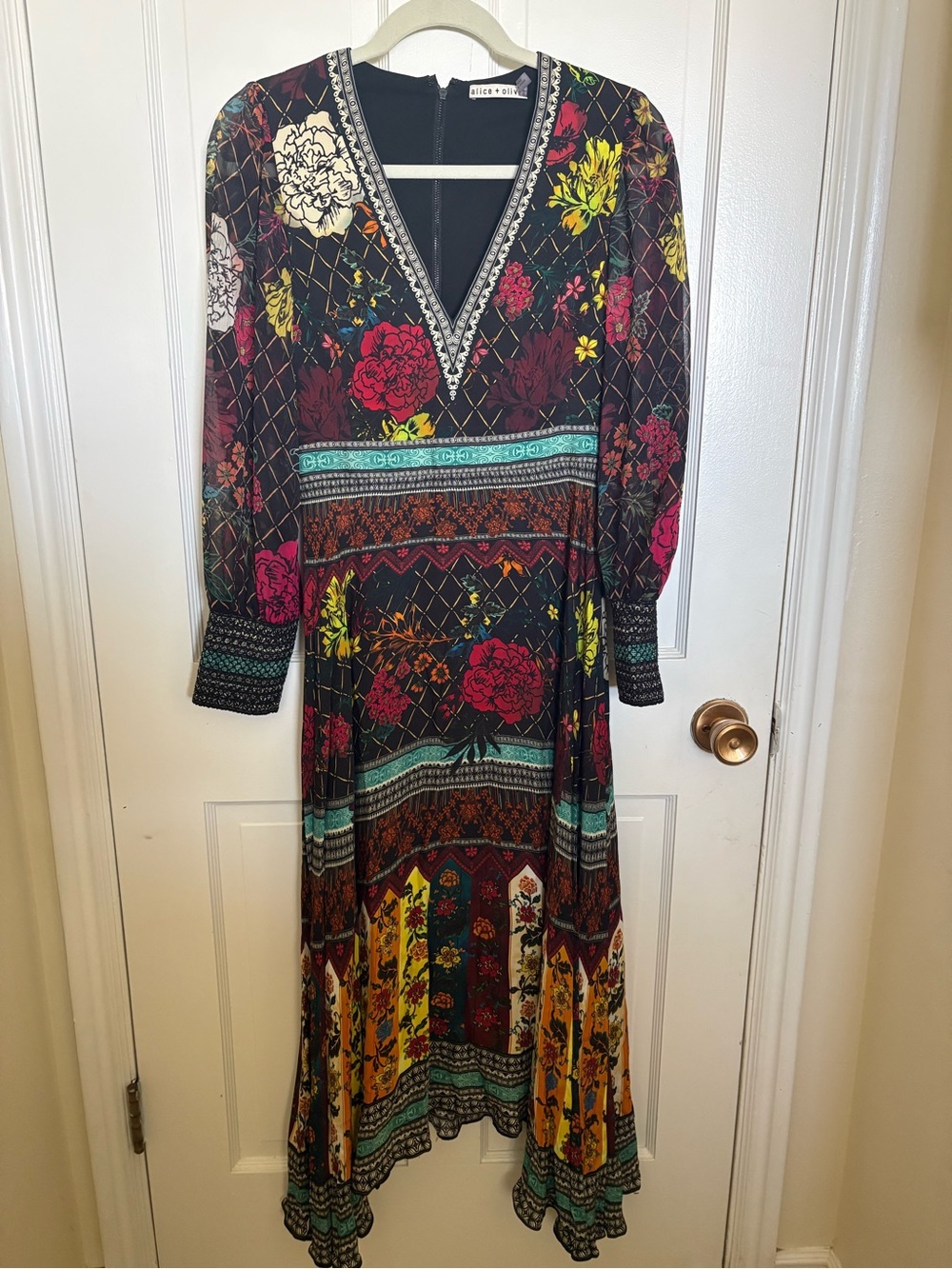 Alice + Olivia Janey V-Neck Floral Long Sleeve Midi Dress 0 - Picture 2 of 8
